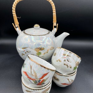 Japanese porcelain lusterware tea set. Teapot and 4 tea cups *** 383