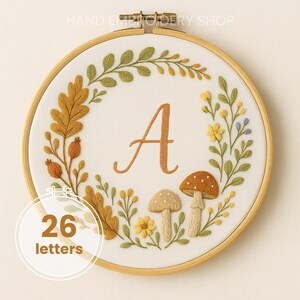 Patrón rústico de alfabeto bordado a mano, hojas de otoño, hongos y flores silvestres, letras de naturaleza personalizadas de 6 pulgadas, decoración del hogar de temporada