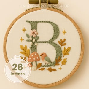 森のアルファベット手刺繍PDFパターン、6インチフープ、キノコ、鳥、葉、花のモチーフ付き秋の文字 - 全26文字