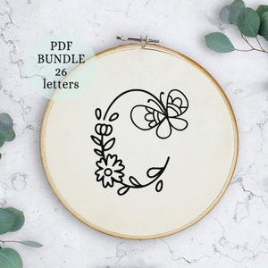 Stiksteek alfabet borduurpatroon, kruissteek letters, bloemenalfabet, lentelettertypen, bloemenmonogram, wilde bloemen, vlinderontwerp