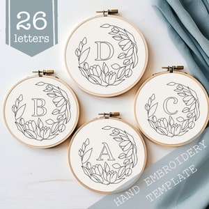 Bordado del alfabeto de la corona de tulipán, patrón PDF, diseño de bordado de letras con flores, arte monograma, descarga instantánea, arte del aro, archivo digital