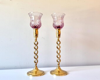 Gelakt messing gedraaide en roze glazen kandelaars