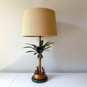 Lámpara de palma de mono de madera salvaje