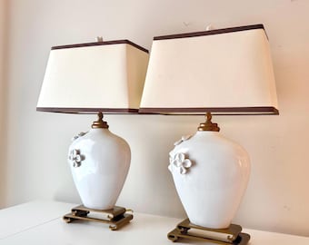 Par de lámparas de porcelana y latón del Charleston Belmond Hotel Hollywood Regency