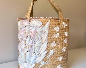 Geweven draagtas met schelp en raffia uit de jaren 70
