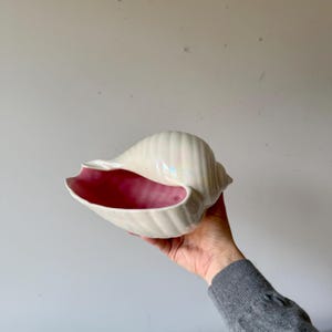 Jaren 80 iriserende schelpvormige aardewerkvaas