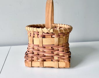 Cesta tejida de arte popular, hecha en Carolina del Norte