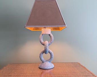 Lámpara de mesa con diseño náutico texturizado