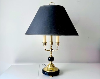 Bouillotte-lamp van marmer en messing: Frederick Cooper-stijl