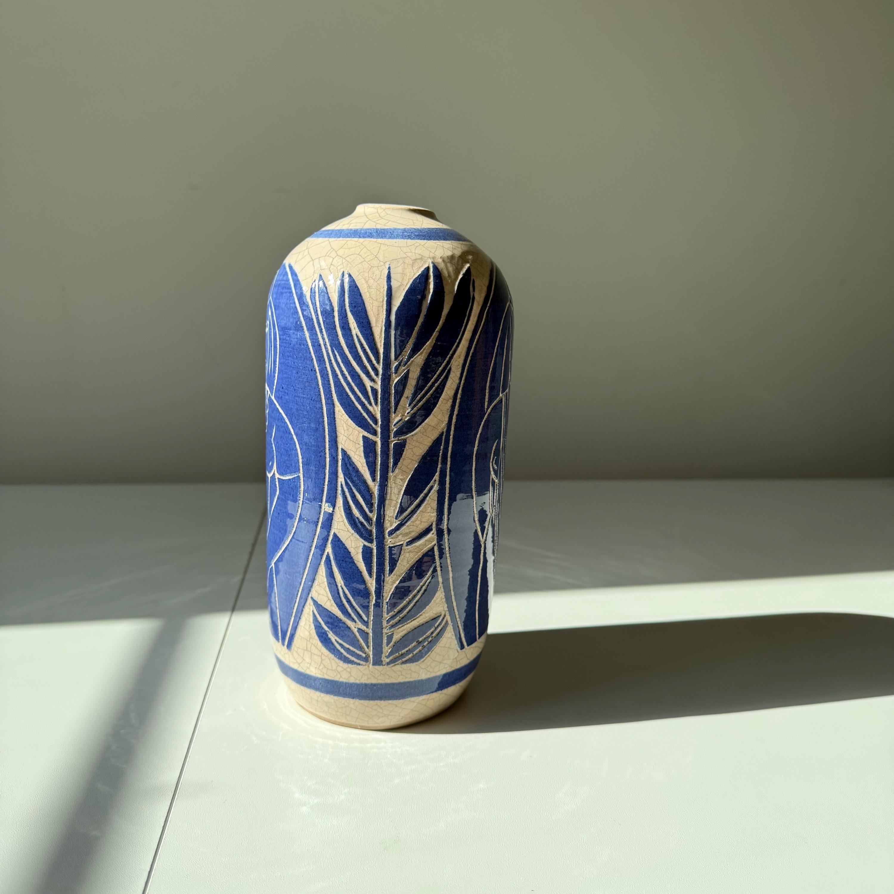 スグラッフィートスタジオアート陶器の花瓶「花を持つ女性」 - Etsy 日本