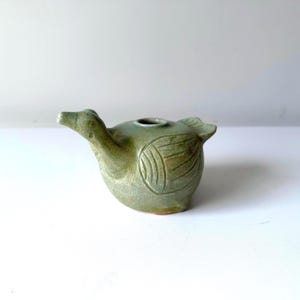 以下が含まれることがあります： つや消し仕上げの、斑点模様のセラミックマグカップ3個セット。マグカップはクリーム色、ライトグレー、ダークグレーです。各マグカップはシンプルでミニマルなデザインです。