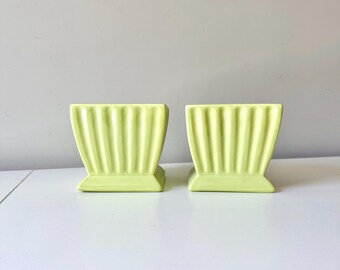 Paar groene Haeger-potten voor aardewerk