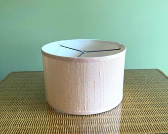 Pantalla de lámpara corta de seda rosa de los años 70