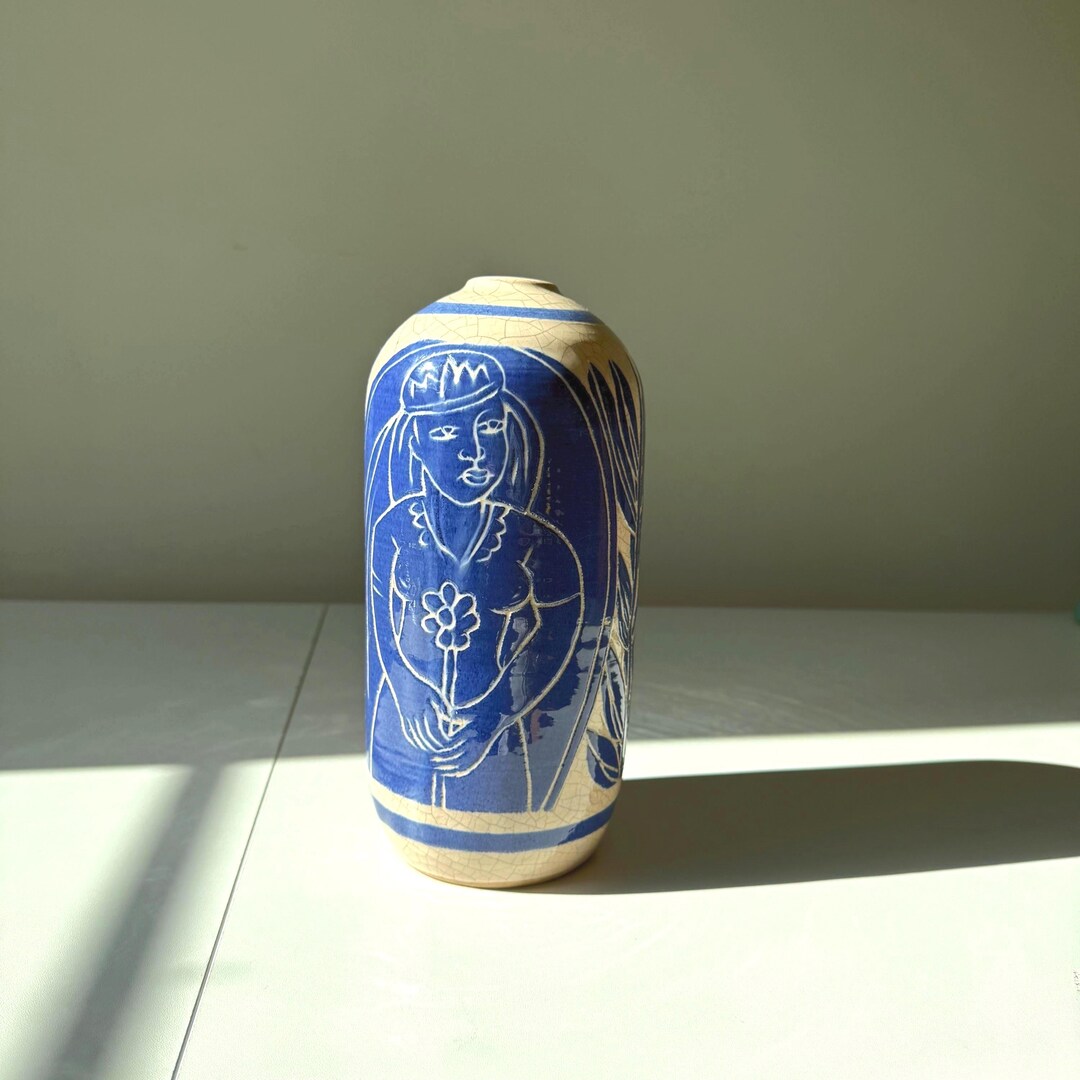 スグラッフィートスタジオアート陶器の花瓶「花を持つ女性」 - Etsy 日本