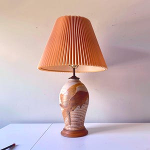 Lámpara de mesa abstracta con esmalte de goteo Studio Art Pottery: Recableada y restaurada
