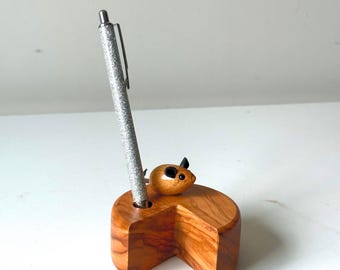 Porta bolígrafos de madera con forma de ratón y queso