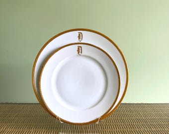Juego de platos llanos y de ensalada de porcelana Monogram con la letra "D" en oro de 24 quilates, año 1923