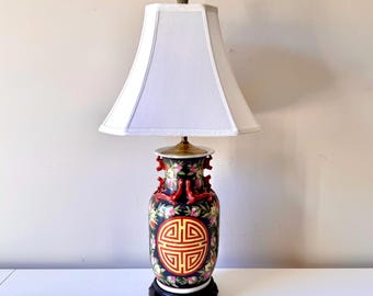 Porseleinen chinoiserie-tafellamp met medaillon, Ming Medallion Crest – opnieuw bedraad, gerestaureerd