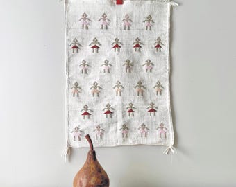 Alfombra pequeña tejida vintage con figuras para damas