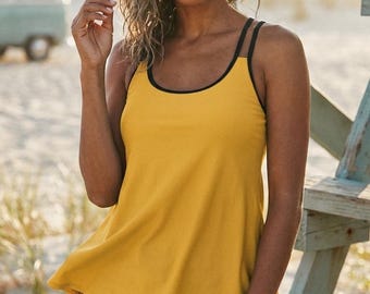 Conjunto de tankini halter fluido en negro y amarillo: elegante traje de baño de dos piezas con shorts.
