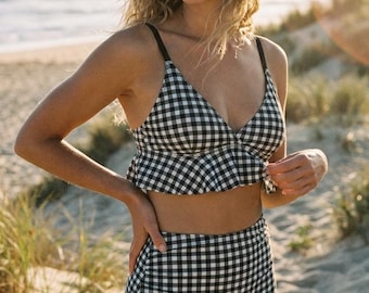 Costume da bagno bikini a due pezzi con volant e orlo a quadretti bianchi e neri / Costume da bagno retrò a vita alta con arricciature