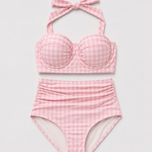 Bikini retro de talle alto con escote corazón, traje de baño halter con estampado pin-up a cuadros de inspiración vintage, cuadros vichy rosas.