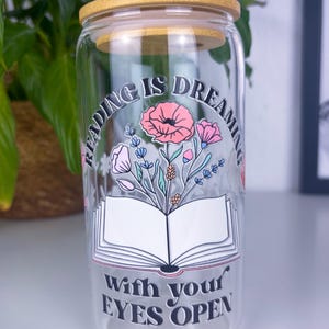 Glas mit Deckel und Strohhalm; Reading is dreaming with your eyes open; Geschenke für Leser; Bookmerch; personalisiertes Glas; Art. Nr. 023