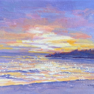 Può includere: Un dipinto di un tramonto sull'oceano. Il cielo è un mix di viola, rosa e arancione, con nuvole che riflettono la luce. L'acqua è di un blu profondo, con onde bianche e un bagliore dorato del sole al tramonto. La spiaggia è di un viola chiaro.