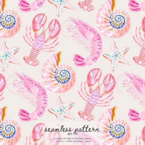 Może przedstawiać: Bezszwowy wzór akwarelowy z różowymi krewetkami, homarami, rozgwiazdami i muszlami nautilus na jasnobeżowym tle. Projekt zawiera tekst "seamless pattern" by PP.