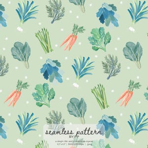 Può includere: Un motivo senza cuciture con illustrazioni ad acquerello di varie verdure, tra cui carote, asparagi e verdure a foglia verde, in tonalità di verde, blu e arancione. Il design è ambientato su uno sfondo verde chiaro con piccoli punti bianchi.