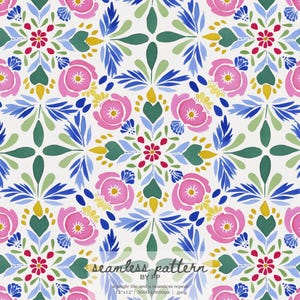 Puede incluir: Un patrón sin costuras con un diseño floral. Rosas rosas, hojas azules y acentos verdes están dispuestos sobre un fondo blanco. El diseño incluye el texto "seamless pattern by PP".