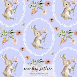 Può includere: Un motivo senza cuciture con illustrazioni ad acquerello di coniglietti, fiori e carote all'interno di cornici ovali su sfondo lilla chiaro. Il testo "seamless pattern" è incluso.