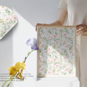Pode incluir: Uma impress&atilde;o floral emoldurada com um design em aquarela de rosas cor-de-rosa e folhas verdes. Um adesivo correspondente est&aacute; na parede. O texto diz: Padr&otilde;es cont&iacute;nuos s&atilde;o uma fonte vers&aacute;til que pode elevar a cria&ccedil;&atilde;o digital e f&iacute;sica.
