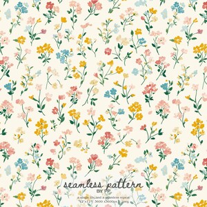 Könnte beinhalten: Nahtloses Blumenmuster auf cremefarbenem Hintergrund mit kleinen gelben, rosa, blauen und roten Blumen. Das Design enthält den Text "seamless pattern by PP". Die Blumen sind zart und verstreut.