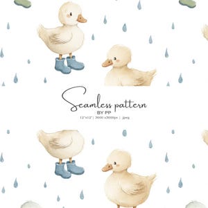 Op de afbeelding: Naadloos aquarelpatroon met schattige gele eendjes met oranje snavels en blauwe regenlaarzen, tegen een witte achtergrond met blauwe regendruppels en groene accenten. De tekst "Seamless pattern" is ook opgenomen.