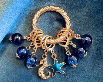 Deep Blue Sea Stitch Markers 8er-Set mit Halter | Ozean Charm Fortschrittsmarkierer | Geschenk für Häkler/Stricker | Sperrende Stitch Marker