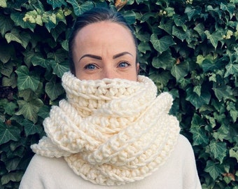 Bulky Infinity Crochet Scarf for Women | Extra Long Chunky Scarf | Oatmeal Fall Winter Scarf | Extra Warm Loop Scarf | White Cream Scarf