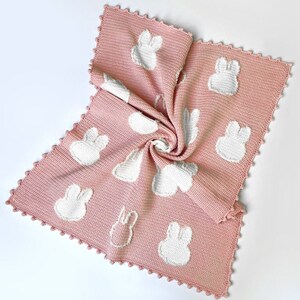 Różowy kocyk dla dziewczynki z haftowanymi puszystymi króliczkami | Organiczny bawełniany kocyk dla dziecka | Prezent na baby shower