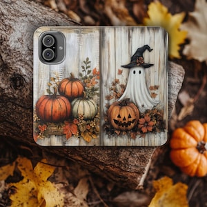 Puede incluir: Una funda de teléfono con temática de Halloween. La funda está decorada con calabazas, follaje otoñal y un fantasma con sombrero de bruja. El fondo tiene un diseño rústico de tablones de madera. La funda está diseñada para un teléfono con dos lentes de cámara.