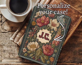 Pode incluir: Uma capa de telefone com um design floral com flores vermelhas, rosa e creme. A capa tem as iniciais "J.C." em um oval creme. O texto "Personalize your case!" também é visível.