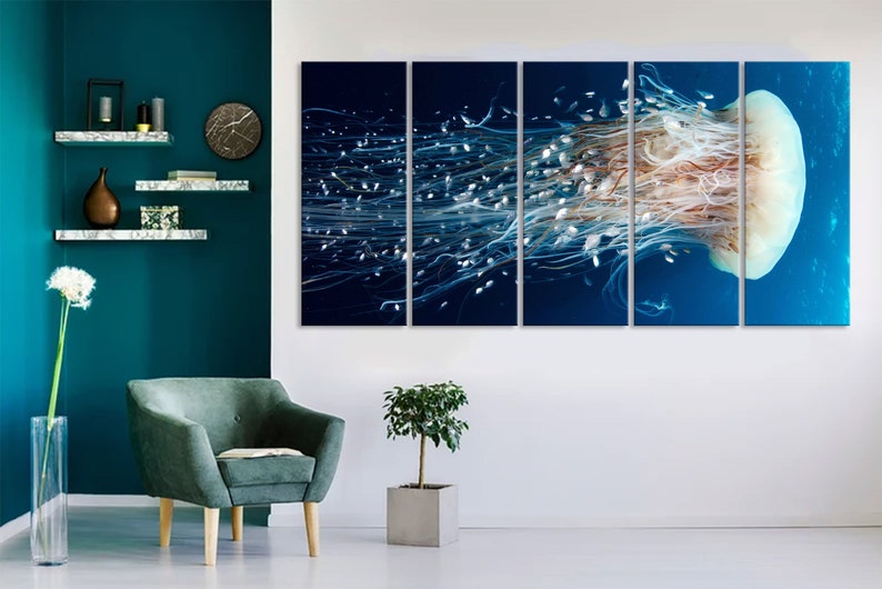 Op de afbeelding: Een meerdelige canvasprint met een close-up van een kwal met lange, stromende tentakels tegen een diepblauwe achtergrond.