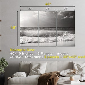 Op de afbeelding: Een zwart-witfoto van oceaan golven die breken op een zandstrand. De foto is verdeeld in drie panelen, elk met een afmeting van 20 inch bij 40 inch. De totale afmeting van de foto is 60 inch bij 40 inch.