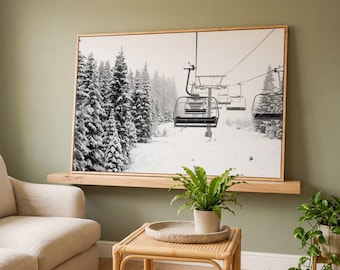 Lienzo con imágenes de abetos nevados y un telesilla, arte mural de montaña en blanco y negro.