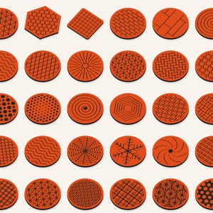 Puede incluir: Una colección de treinta posavasos naranjas, en su mayoría circulares con tres formas geométricas, cada uno con un patrón único de líneas negras que incluye rejillas, espirales, telarañas, copos de nieve y varias formas geométricas en cuadrícula.