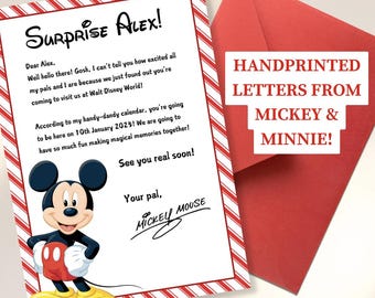 Könnte beinhalten: Ein Brief mit rot-weiß gestreiftem Rand, adressiert an "Alex" mit einer handschriftlichen Nachricht von Mickey Mouse und einem roten Umschlag mit dem Text "HANDPRINTED LETTERS FROM MICKEY & MINNIE!"