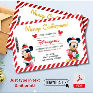 Puede incluir: Dos pases de embarque para Disneylandia con bordes a rayas rojas y blancas. Los pases presentan a Mickey y Minnie Mouse con trajes de Papá Noel, el texto "Merry Christmas" y el logotipo de Disneylandia. Los pases están personalizados para Anna.