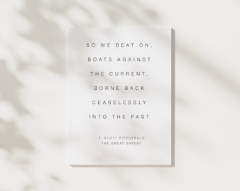Cita del libro El Gran Gatsby: «Así que seguimos adelante, como barcos contra la corriente». Cita de F. Scott Fitzgerald, Cita literaria, Descarga digital, Libro.