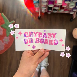 Adesivo per auto &quot;Crybaby On Board&quot; / Adesivi per auto carini / Adesivo per auto carini / Decalcomanie per auto / Adesivi per auto / Adesivi per auto / Adesivi per paraurti carini / Adesivo per auto kawaii da ragazza