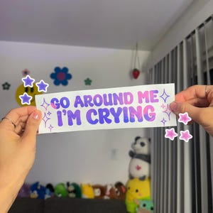 泣いてるよ、車用デカール「Go Around Me」 | かわいい車用ステッカー | かわいい車用デカール | 車用デカール | 車用ステッカー | かわいいバンパーステッカー | かわいいガーリー車用