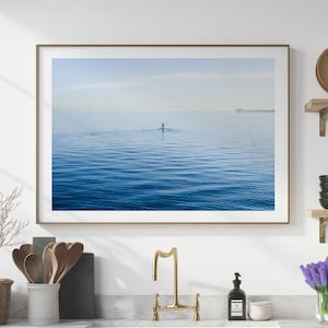 Arte mural minimalista del océano / Impresión de remero solitario / Fotografía costera / Póster de océano en calma / Decoración de casa de playa / Póster de océano azul